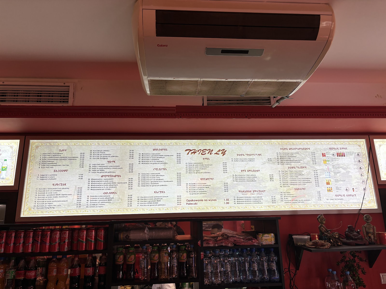 Tablica menu Thiên Lý nad ladą