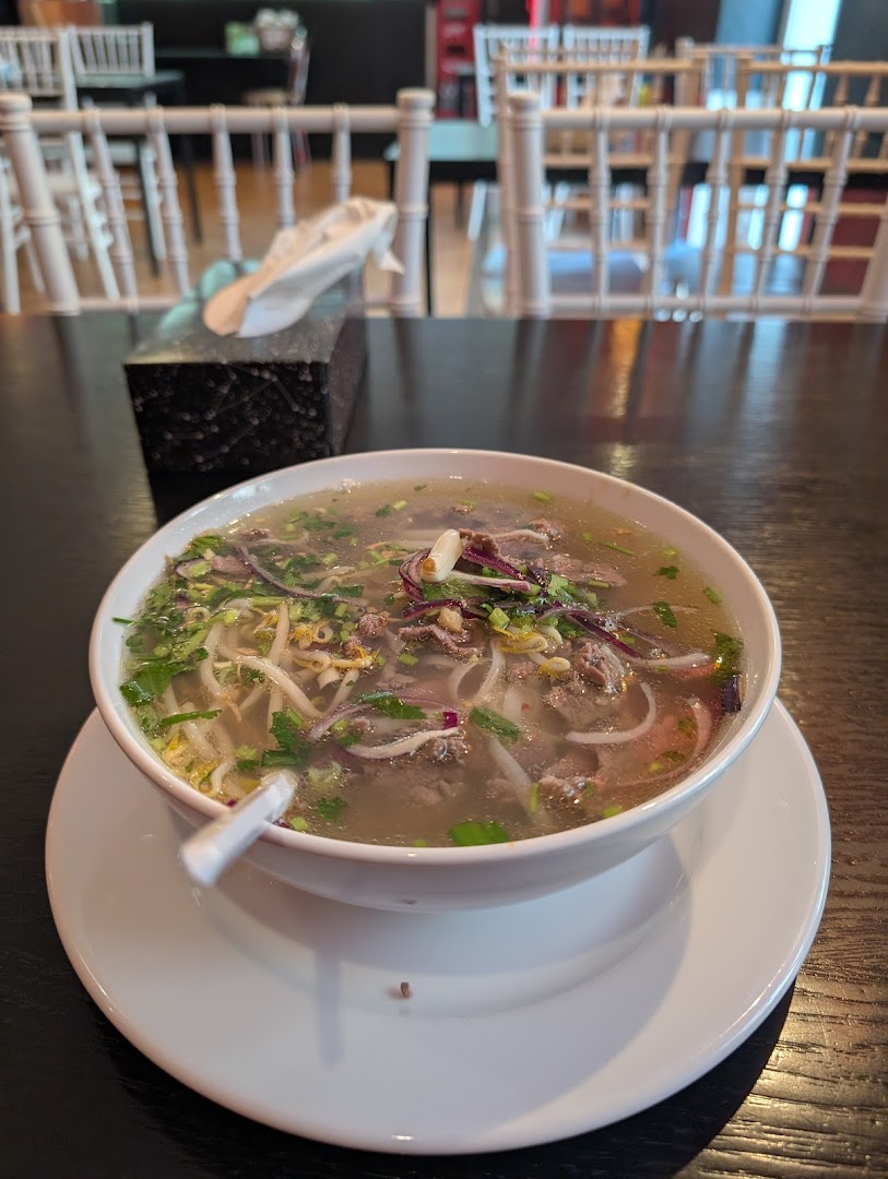 Phở wołowe z ziołami w gorącym wywarze